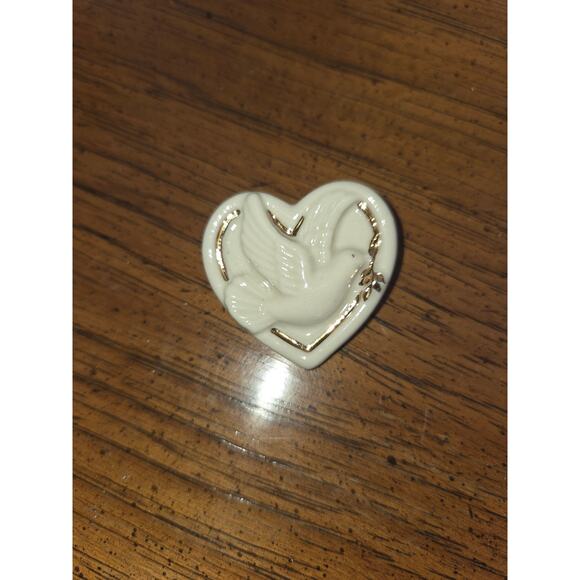 Vintage Lenox Porcelain Dove Of Peace Heart Shaped Pin Brooch Gold Trim - Picture 1 of 2